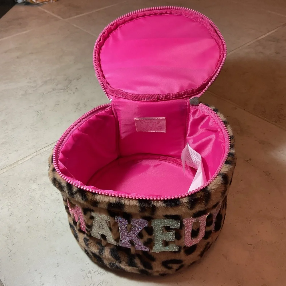 Miss Gwen’s OMG Faux Fur Leopard NIB Makeup Case w/ Pink Zipper, 5.50”Hx8”Wx5”D
